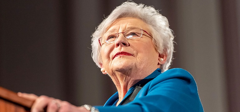Julukan Gubernur Terbodoh Alabama Kay Ivey Akibat dari Keterlambatan Penanganan Krisis COVID-19