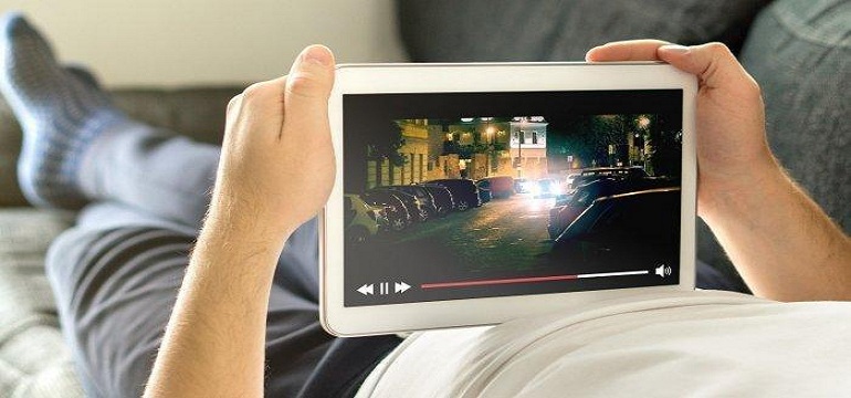 Pasangan Terlalu Banyak Menghabiskan Waktu Menonton Drama? Ini Cara Menasehati Pasangan yang Tepat
