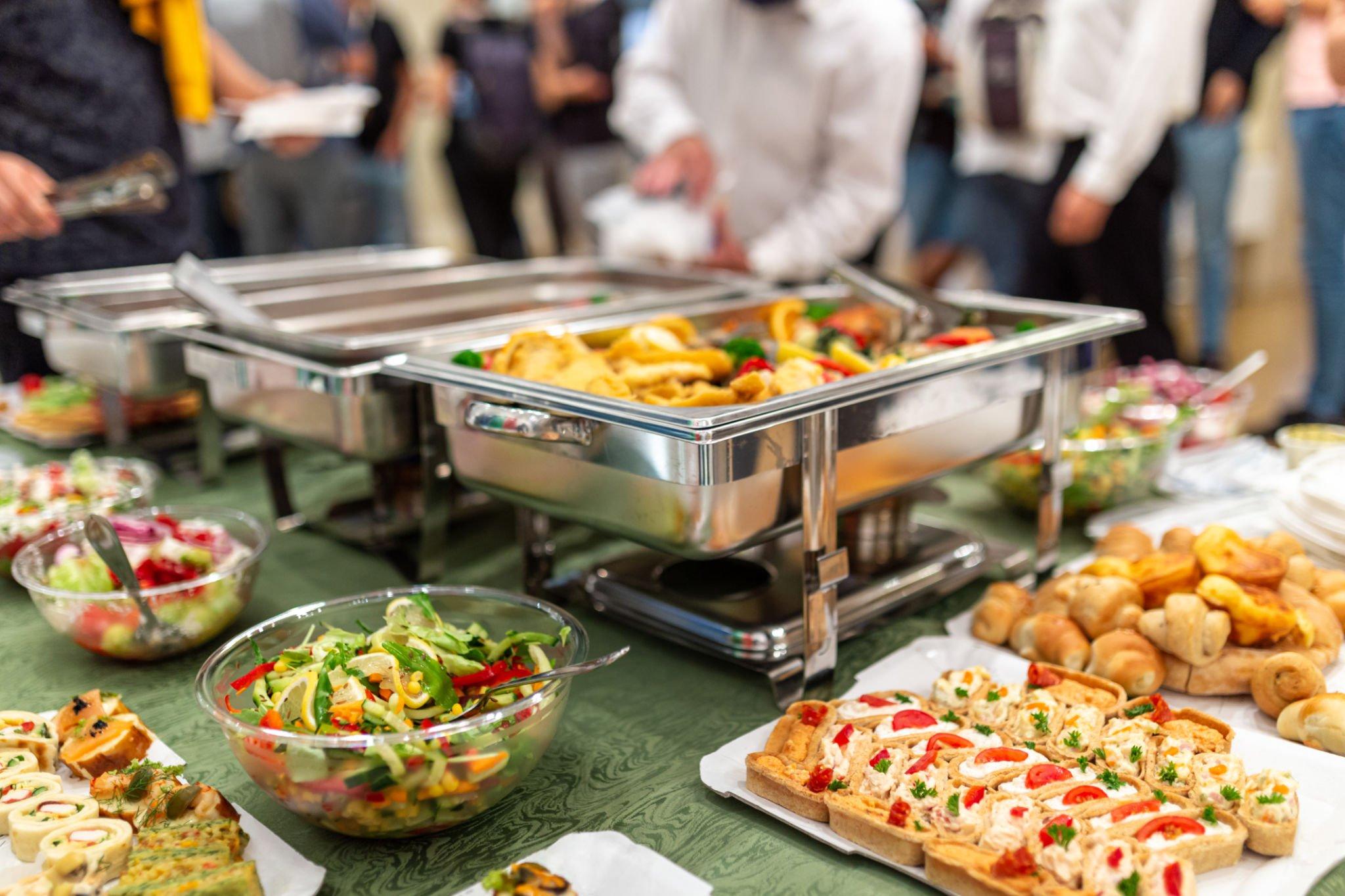 Meningkatkan Efektivitas Sosmed Outreach Catering dengan Bantuan Rajakomen.com