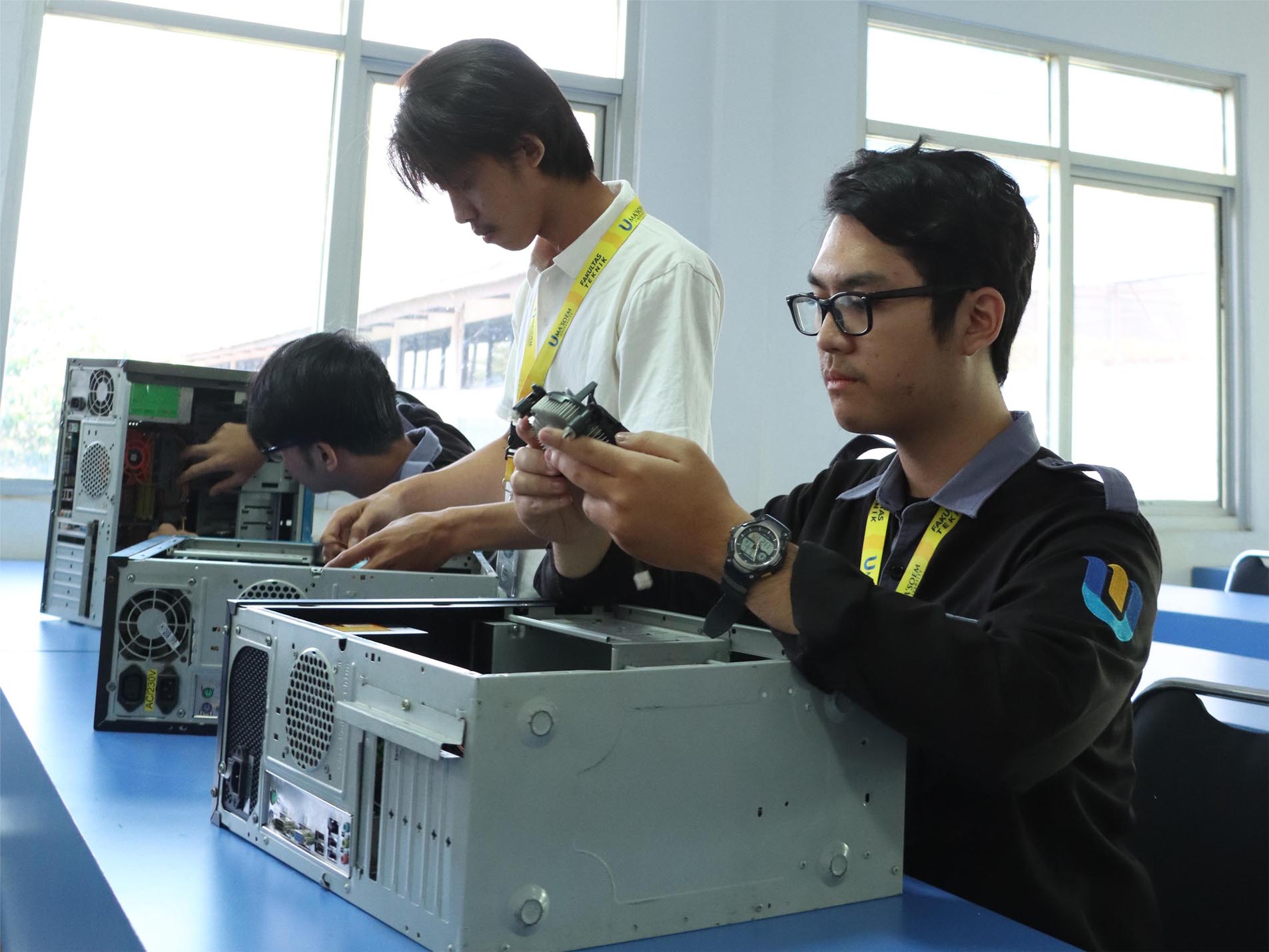 Apakah Ketersediaan Inkubator Bisnis Menjadi Indikator Utama Universitas Dengan Jurusan Teknik Industri Terbaik?